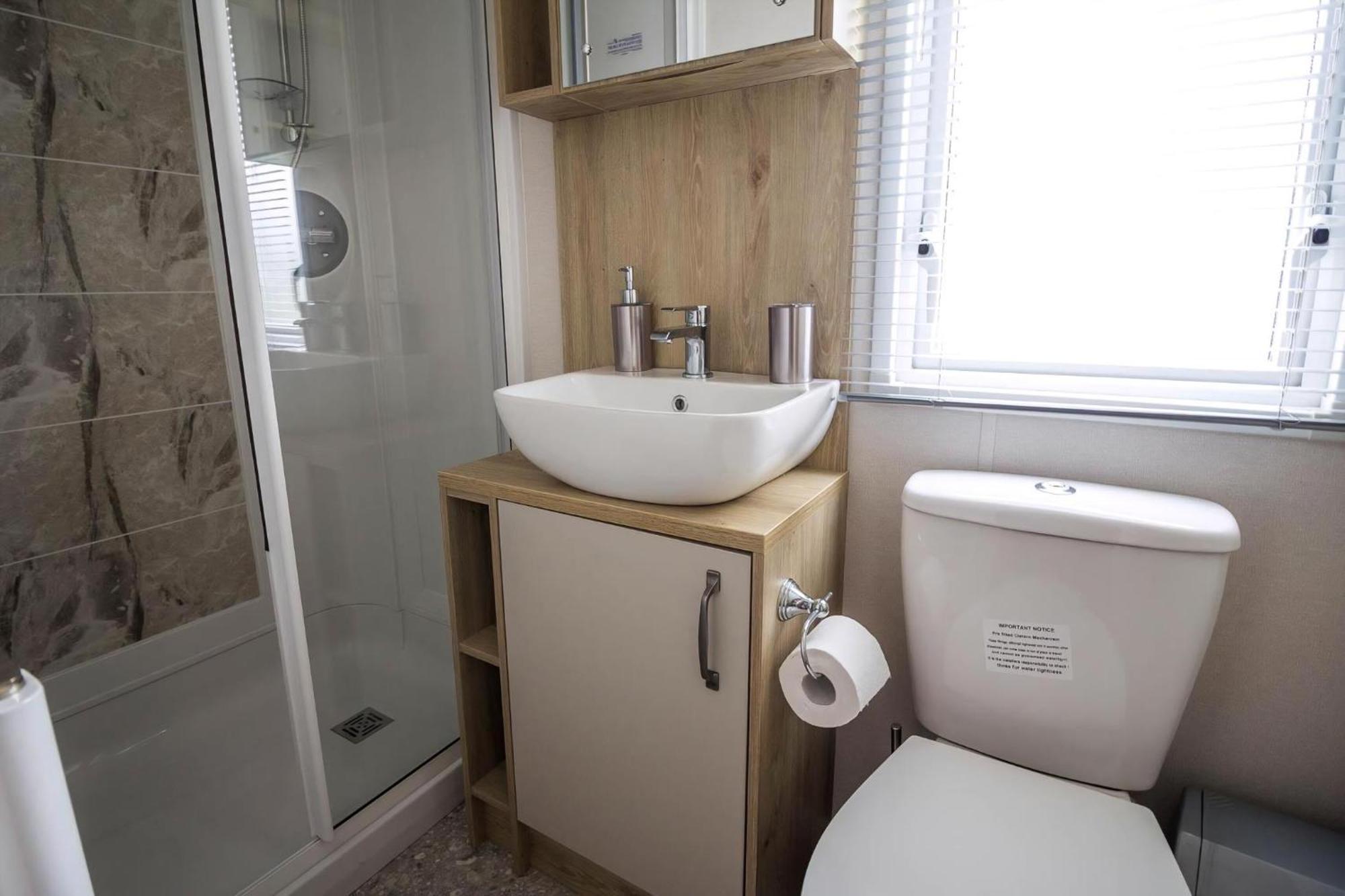 Beautiful 6 Berth Caravan With Decking At Southview Holiday Park Ref 33024O 호텔 스케그니스 외부 사진